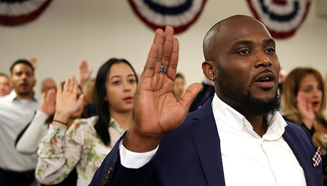 最热衷加入美国籍的是印度人 中国移民多但愿意换护照的少