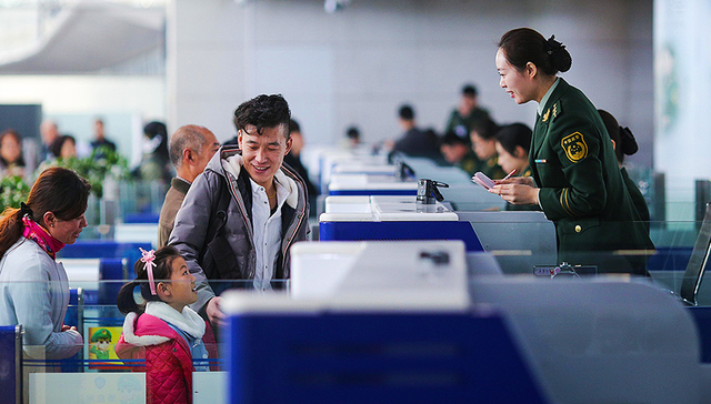 【界面晚报】公安部集中推出八项出入境便利措施 20多家国家级工业园区未按时完成《水十条》任务