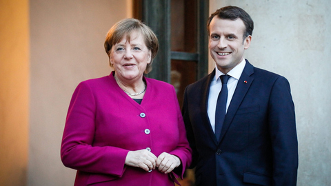 顶着风雪 马克龙与默克尔在达沃斯艰难扛起全球化大旗