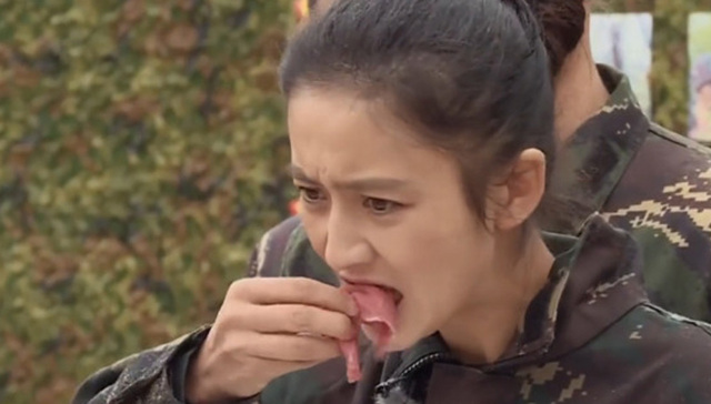 佟丽娅，奶茶汉堡了解一下……