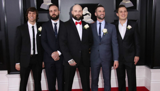 艺术家佩戴白色玫瑰出席格莱美颁奖礼支持Time's Up