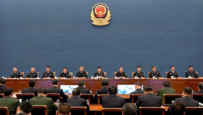 公安部：把扫黑除恶同反腐和基层“拍蝇”结合起来 深挖背后保护伞