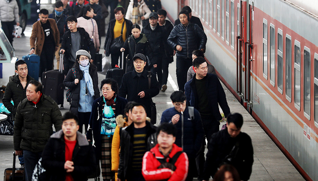 【界面早报】2018年春运今天正式开始  郁亮卸任祝九胜出任万科CEO