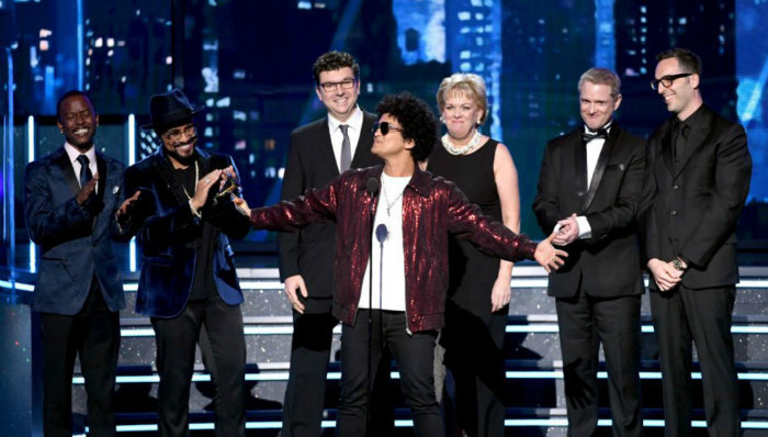 “火星哥”布鲁诺·马尔斯在格莱美大获全胜仍是充满历史性的时刻