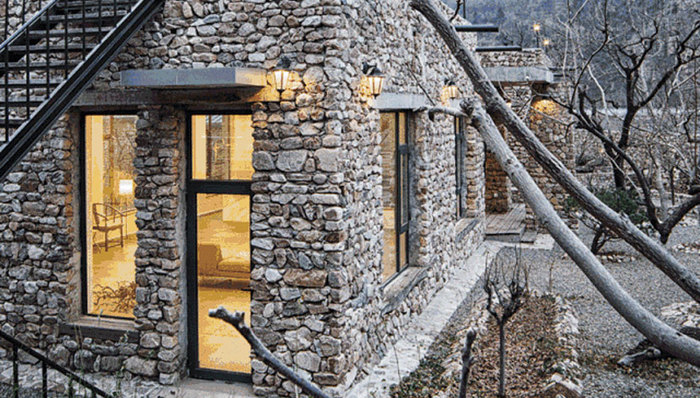 他们在郊外盖了一座石头屋，自耕自种