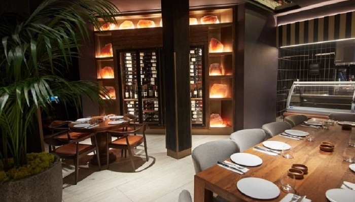 被誉为世界上最咸手臂的撒盐哥，将牛排馆开到了纽约