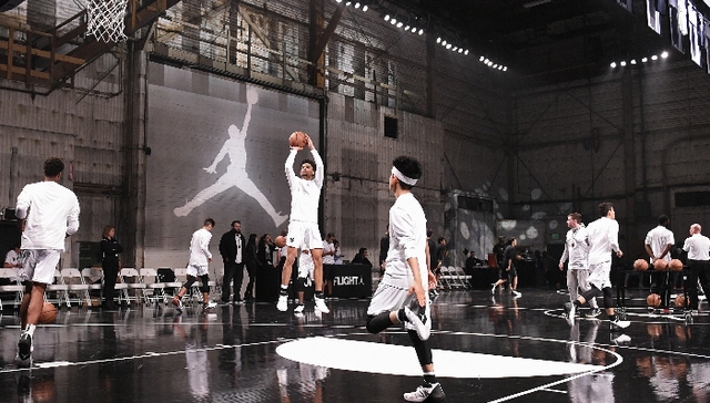 贾老板的超级碗中场秀平淡无奇 他脚下的Jordan球鞋却赚足眼球