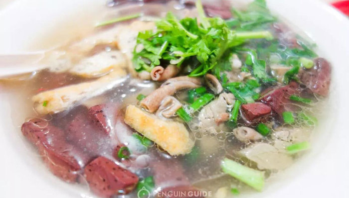 南京人下雨都排队的鸭血粉丝汤，得好吃成什么样？