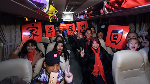 【网络媒体走转改】48小时跨越赣粤 一辆大巴车一千多公里的“爱心长跑”