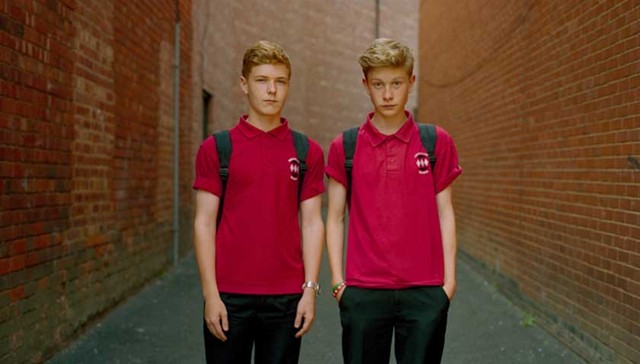 七年时间，足迹踏遍200个城镇，他为英国拍摄了巨幅肖像