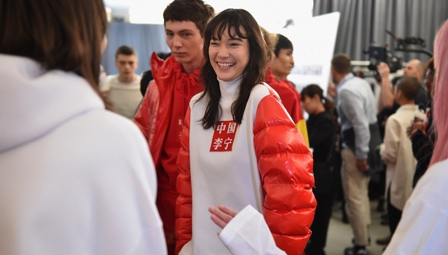 你熟悉的那个李宁在纽约引起了一阵骚动