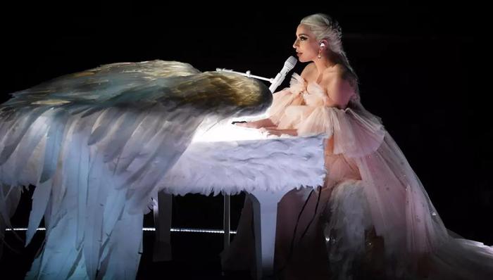 声音+形象+故事以及民粹主义 这次从Lady Gaga陪跑格莱美说起