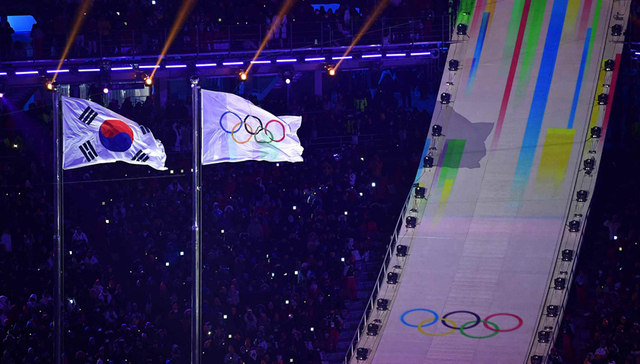 平昌冬奥会正式开幕 中国冰雪健儿身着白色“国服”亮相