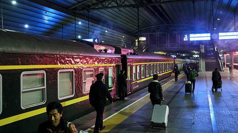 【影像】白酒、凤爪、扑克牌——在深入东北腹地的绿皮火车上