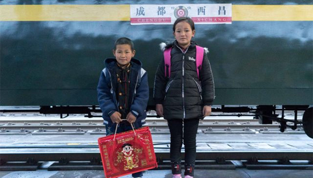 曲木伍,姐弟,留守儿童,大凉山,溜冰,爸爸妈妈,尔吉村,喜德县,父母,玉米