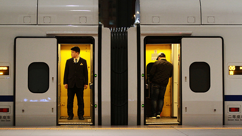 “瓜子花生矿泉水让一让啊” 小推车带你看尽春运变迁