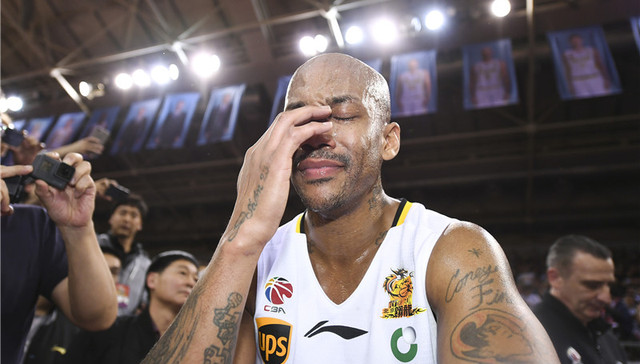 【体育早报】马布里泪洒球场宣布退役 冰壶混双中国无缘四强