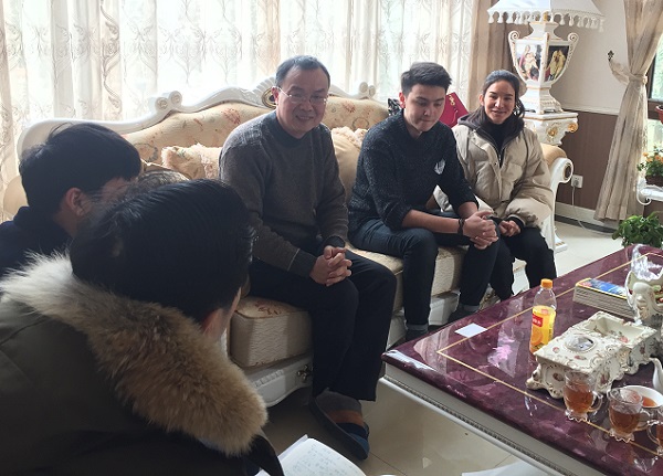 图说：少数民族学生在老师家中话家常 来源：上海工程技术大学.jpg