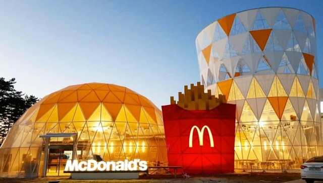 麦当劳的冬奥会快闪餐厅 远看就是一套巨无霸套餐嘛