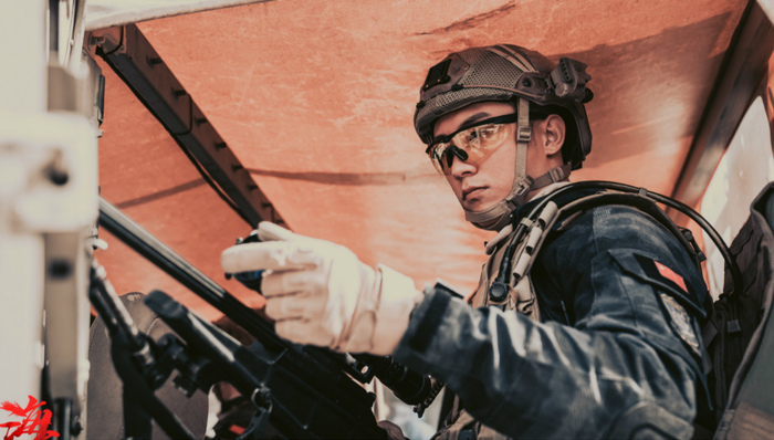 黄景瑜：拍《红海行动》爬山吃土 还治好了恐高