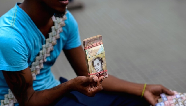 【天下奇闻】委内瑞拉贬值货币被制成工艺品出售 年关将近韩国大白菜25元一棵