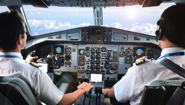 谁来决定飞机航线怎么飞？