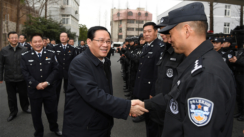 李强除夕检查城市安全工作 慰问尽心尽责坚守岗位的人们