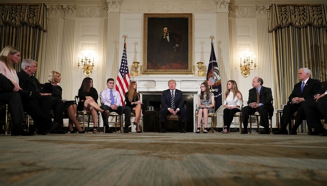 如何应对校园枪击案？特朗普觉得让老师配枪是个好主意