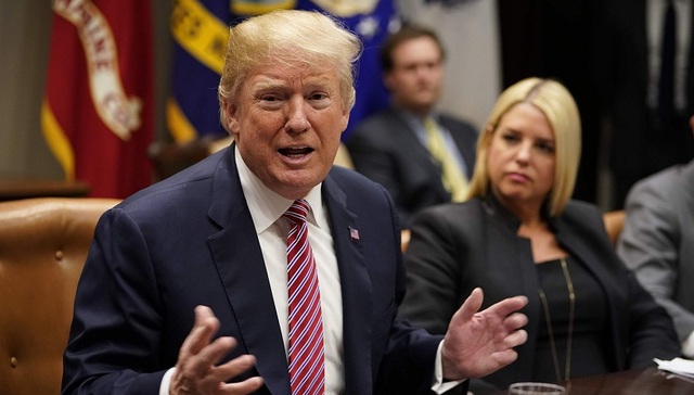 【天下头条】特朗普称应武装老师应对校园枪击 欧盟公民离开英国人数创10年新高