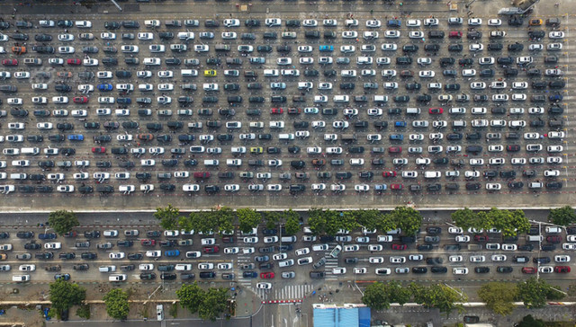 【特写】琼州海峡“堵客”们的24小时