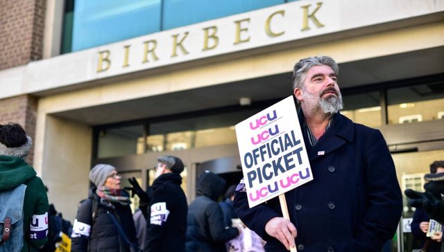 英国百万教师罢工抗议削减养老金 17万中国留学生受影响