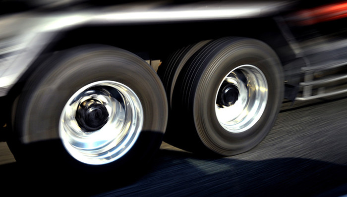 盐津,中型罐式货车,撞压行人