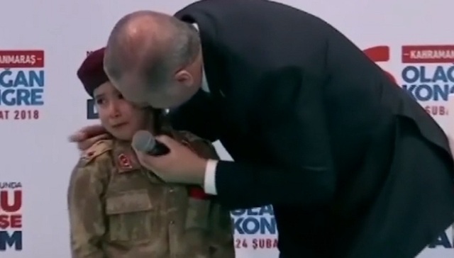 埃尔多安安慰小女孩引争议：如果成为烈士你会受到尊待