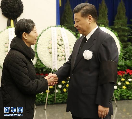3月2日，杨汝岱同志遗体在北京八宝山革命公墓火化。习近平、李克强、张德江、俞正声、张高丽、栗战书、汪洋、王沪宁、赵乐际、韩正等前往八宝山送别。这是习近平与杨汝岱亲属握手，表示深切慰问。新华社记者 刘卫兵 摄