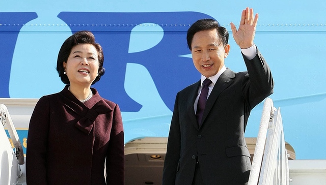 大哥妻子女婿都卷进来了 韩媒起底李明博家族贪腐圈