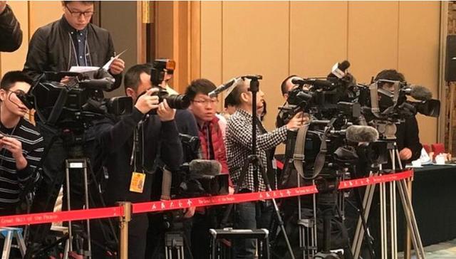 审议,媒体开放,答记者问,中外,代表团,,,政府工作报告,上海团,香港卫视,中央人民广播电台