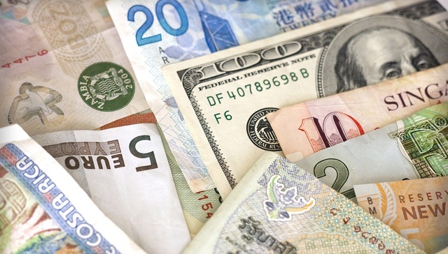 中国外汇储备13个月来首次下降 2月减少约270亿美元