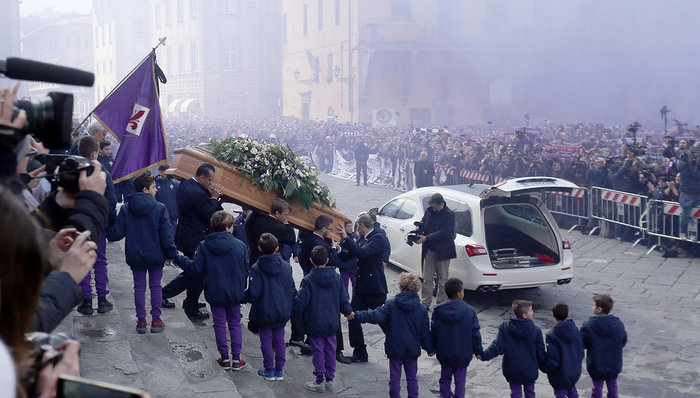 阿斯托里,意大利球迷,佛罗伦萨队,球员,客场,尤文图斯,布冯,后卫,高举,托特纳姆热刺