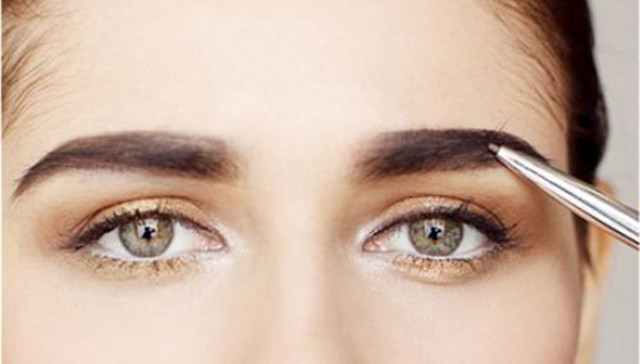 为什么这么不实用的“怪”眉毛妆容能火起来？