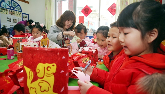 调整人口政策还需要做什么？