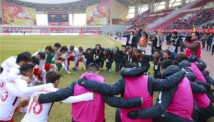 【体育早报】权健辟谣更衣室内讧 曼城四连胜16分领跑