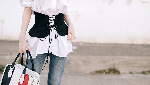 【衣帽间】“腰封”重归流行 但它不再是压迫女性的工具