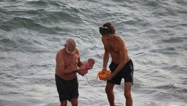 俄罗斯夫妇下海游泳，直接在海里生了个娃