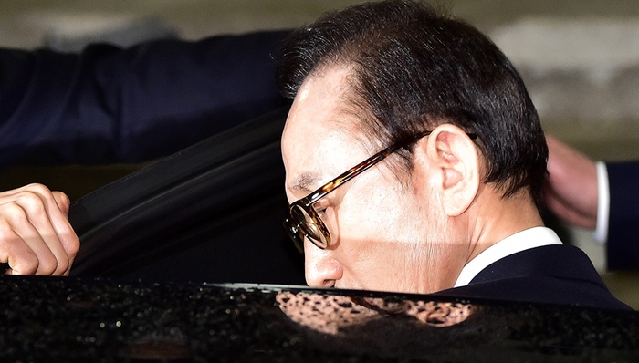 李明博,韩国,魔咒,指控