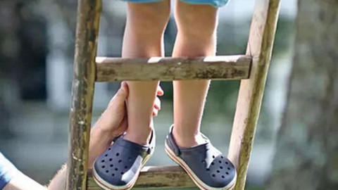 今年3·15说别再给孩子穿“洞洞鞋”了 坐电梯容易卡脚