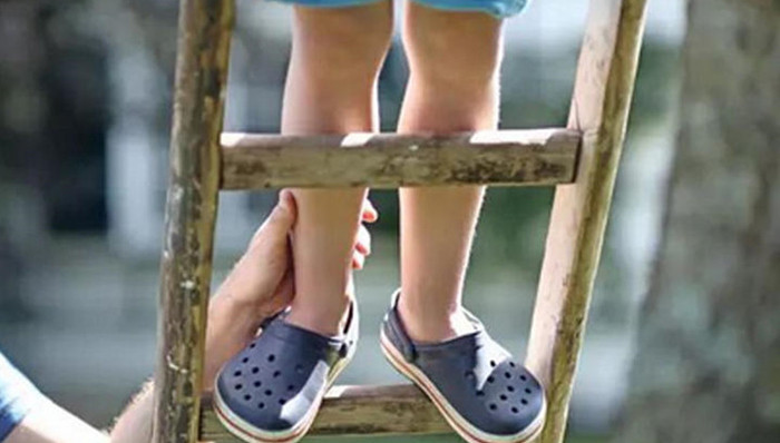 今年3·15说别再给孩子穿“洞洞鞋”了 坐电梯容易卡脚