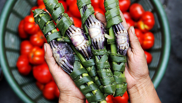 螃蟹+西红柿=砒霜？葡萄皮白霜是农药？3·15辟谣朋友圈热文