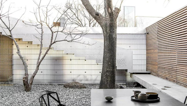 她在这栋木屋中，把日子过成诗