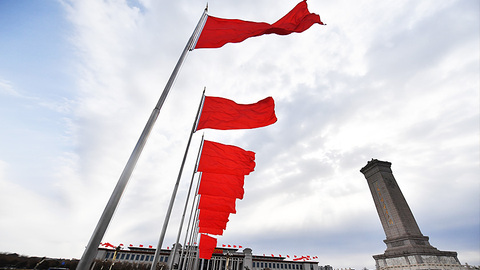 人民日报社论：国家的掌舵者 人民的领路人