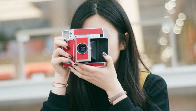 Instant,对焦距离,背光补偿,机身造型,机身正面,镜头结构,机身材质,焦段,快门按钮,相纸